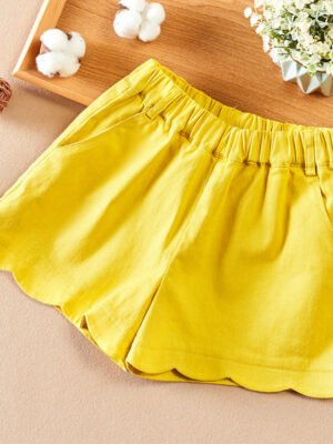 女童黃色短褲